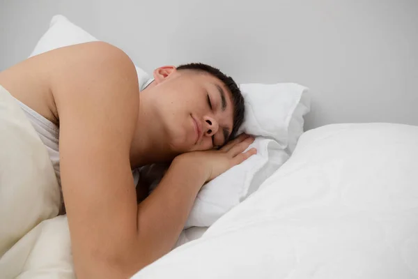Молодий Одинокий Чоловік Дорослий Спить Його Боці Ліжку — стокове фото