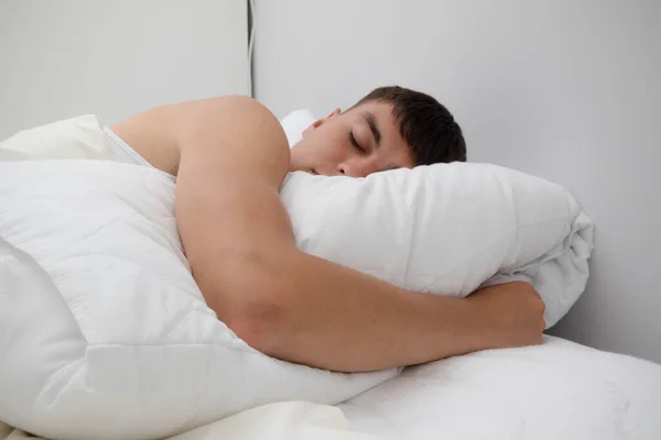 Молодий Одинокий Чоловік Дорослий Спить Його Боці Ліжку — стокове фото