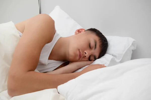 Laki Laki Muda Lajang Dewasa Tidur Sisinya Tempat Tidurnya — Stok Foto