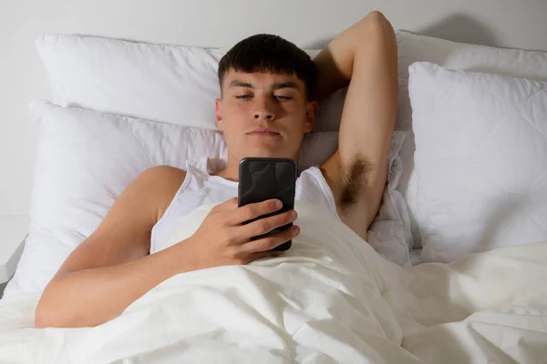 Молодий Чоловік Дорослий Використовує Свій Мобільний Телефон Ліжку — стокове фото