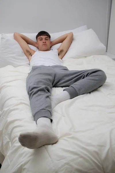 Молодий Одинокий Чоловік Дорослий Лежить Його Ліжку — стокове фото
