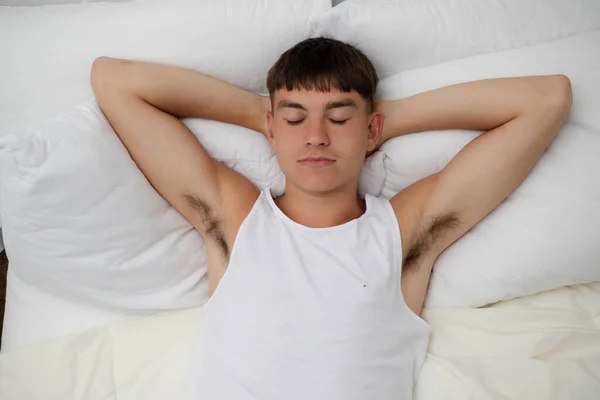 Молодий Одинокий Чоловік Дорослий Спить Його Ліжку — стокове фото