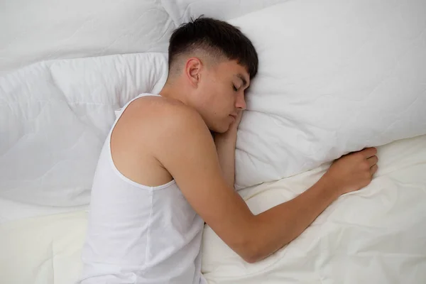 Laki Laki Muda Lajang Dewasa Tidur Sisinya Atas Nya Menjadi — Stok Foto