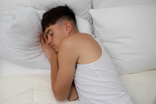 Laki Laki Muda Lajang Dewasa Tidur Sisinya Atas Nya Menjadi — Stok Foto