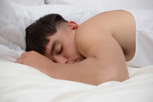 Молодий Єдиний Чоловік Дорослий Спить Передньому Плані Вершині Його — стокове фото