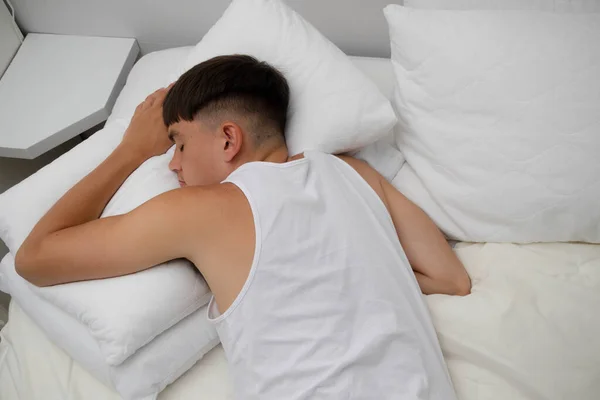 Laki Laki Muda Lajang Dewasa Tidur Depan Atas Nya Menjadi — Stok Foto