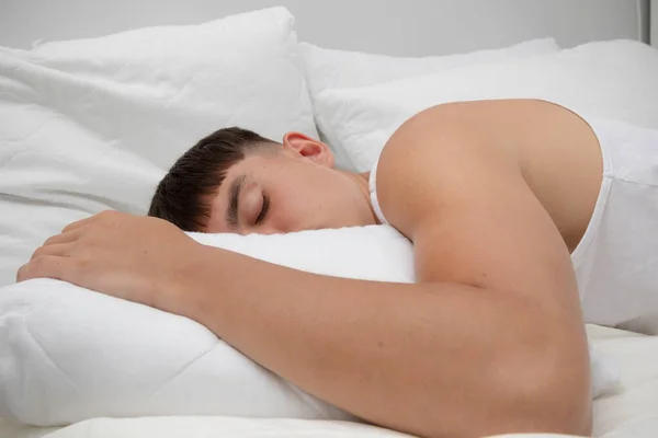 Junge Alleinstehende Männliche Erwachsene Schlafen Auf Seiner Vorderseite Oben Auf — Stockfoto