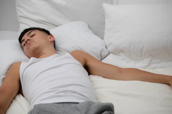 Seorang Pria Muda Dewasa Tidur Pakaiannya Atas Tempat Tidurnya — Stok Foto
