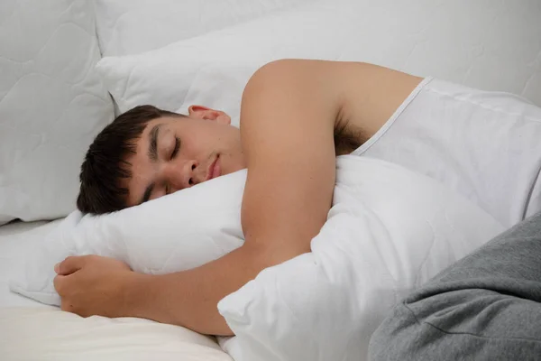 Seorang Pria Muda Dewasa Tidur Pakaiannya Atas Tempat Tidurnya — Stok Foto