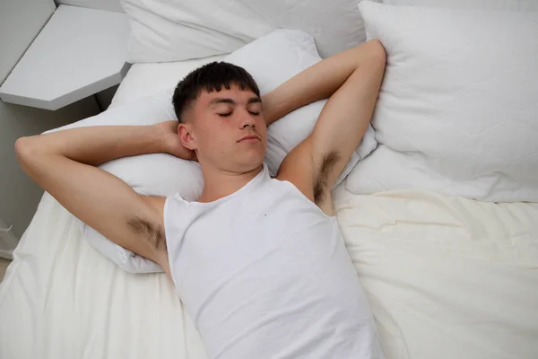 Молодий Єдиний Чоловік Дорослий Спить Своєму Одязі Вершині Ліжка — стокове фото