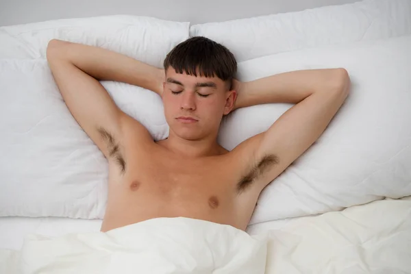 Jovem Solteiro Adulto Dormindo Sem Camisa Suas Costas Sua Cama — Fotografia de Stock