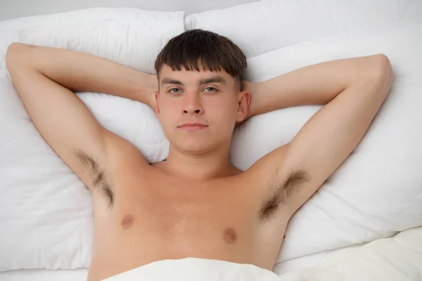 Молодий Єдиний Чоловік Дорослий Поклав Сорочку Спину Його Ліжку — стокове фото