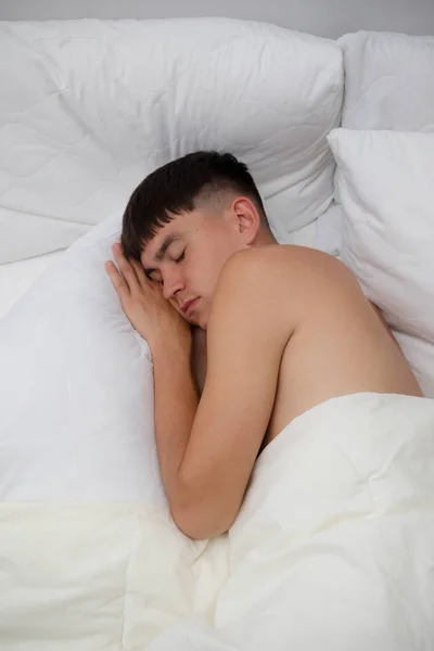 Молодий Одинокий Чоловік Дорослий Спить Сорочки Його Боці Ліжку — стокове фото
