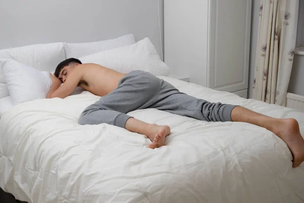Pemuda Lajang Dewasa Tidur Bertelanjang Dada Tempat Tidur — Stok Foto