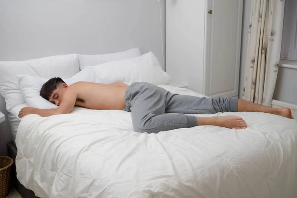 Jovem Solteiro Adulto Dormindo Sem Camisa Cama — Fotografia de Stock