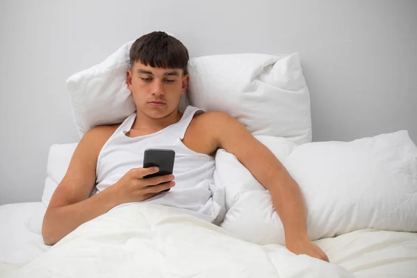 Молодий Чоловік Дорослий Використовує Свій Мобільний Телефон Ліжку — стокове фото