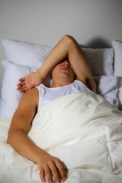 Jovem Solteiro Homem Adulto Dormindo Sua Cama — Fotografia de Stock