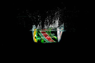 Londra, Birleşik Krallık, 24 Temmuz 2023: Bir şişe Mountain Dew siyah arka planda suya sıçrıyor