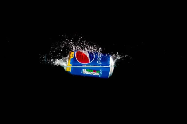 London Großbritannien Juli 2023 Eine Dose Pepsi Spritzt Vor Schwarzem — Stockfoto