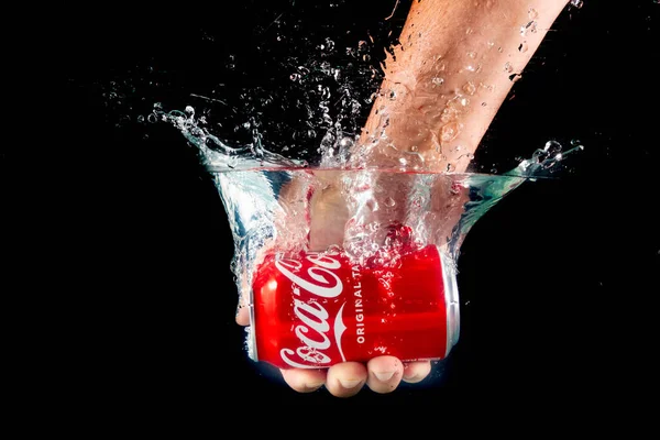 London Großbritannien Juli 2023 Eine Dose Coca Cola Der Hand — Stockfoto