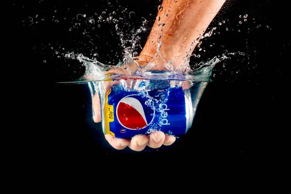 London Großbritannien Juli 2023 Eine Dose Pepsi Der Hand Die — Stockfoto