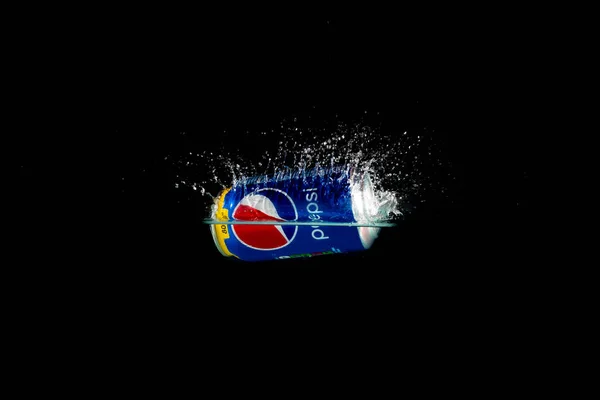 Londres Royaume Uni Juillet 2023 Une Canette Pepsi Éclaboussant Dans — Photo