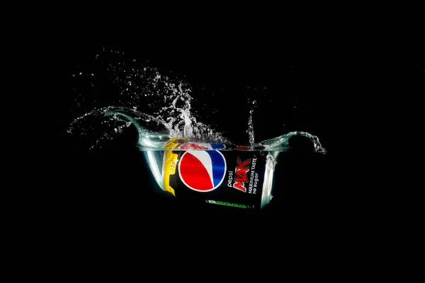 London Großbritannien Juli 2023 Eine Dose Pepsi Max Spritzt Vor — Stockfoto