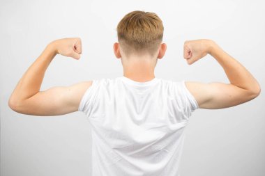 14 yaşında beyaz bir gencin portresi. İki kolunu da arkadan esnetiyor.