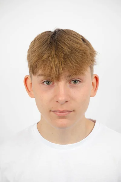 Portrét Letého Kavkazského Dospívajícího Chlapce — Stock fotografie