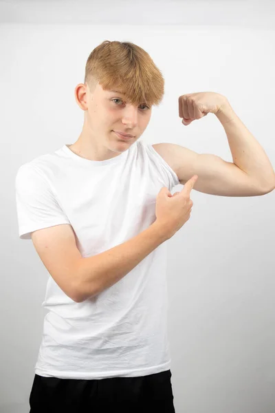 Retrato Adolescente Caucasiano Anos Que Flexiona Bíceps Aponta Para Ele — Fotografia de Stock