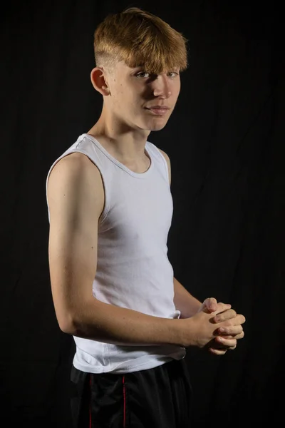 Портрет Летнего Белого Подростка Жилете Рукавов Фоне Черного Мальчика — стоковое фото