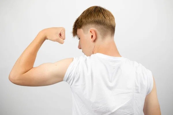 Retrato Adolescente Caucasiano Anos Flexionando Bíceps Por Trás — Fotografia de Stock