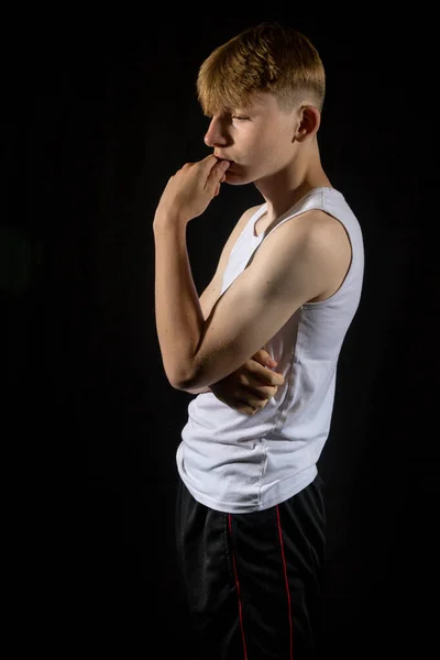 Πορτρέτο Ενός 14Χρονου Καυκάσιου Έφηβου Που Φοράει Αμάνικο Γιλέκο Μαύρο — Φωτογραφία Αρχείου
