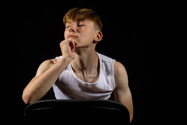 Portrét Letého Bělocha Dospívajícího Chlapce Vestě Bez Rukávů Sedícího Křesle — Stock fotografie