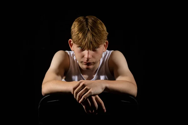 Portrét Letého Bělocha Dospívajícího Chlapce Vestě Bez Rukávů Sedícího Křesle — Stock fotografie