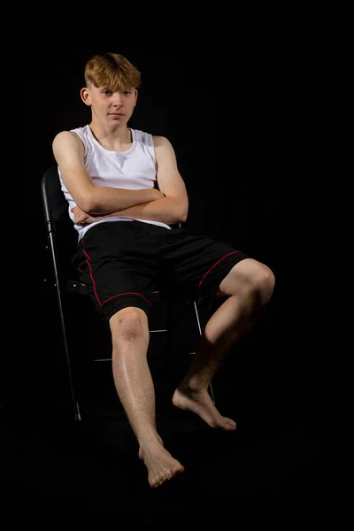 Πορτρέτο Ενός Δεκατετράχρονου Καυκάσιου Έφηβου Που Φοράει Αμάνικο Γιλέκο Καθισμένο — Φωτογραφία Αρχείου