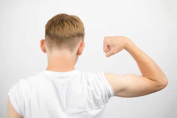 Retrato Adolescente Caucasiano Anos Flexionando Bíceps Por Trás — Fotografia de Stock