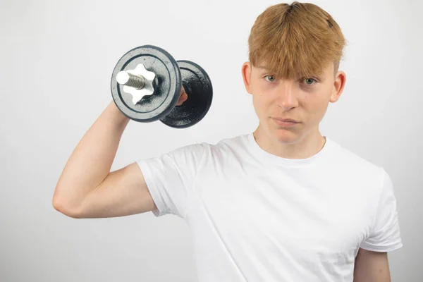 Portret Letniego Białego Nastolatka Ćwiczącego Hantlem — Zdjęcie stockowe