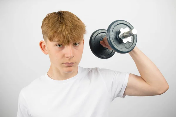 Yaşında Beyaz Bir Gencin Portresi Bir Halterle Egzersiz Yapıyor — Stok fotoğraf