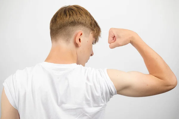 Retrato Adolescente Caucásico Años Flexionando Bíceps Por Detrás — Foto de Stock