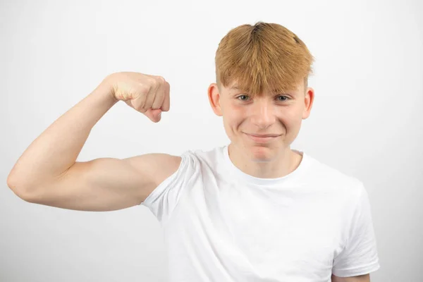 Portret Letniego Białego Chłopca Napinającego Biceps — Zdjęcie stockowe