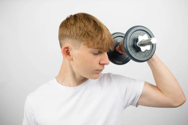 Yaşında Beyaz Bir Gencin Portresi Bir Halterle Egzersiz Yapıyor — Stok fotoğraf