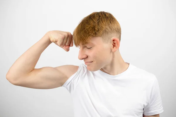 Retrato Adolescente Caucasiano Anos Flexionando Bíceps — Fotografia de Stock