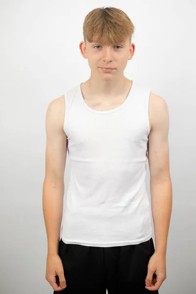 一个穿着无袖背心的14岁白人少年的画像 — 图库照片