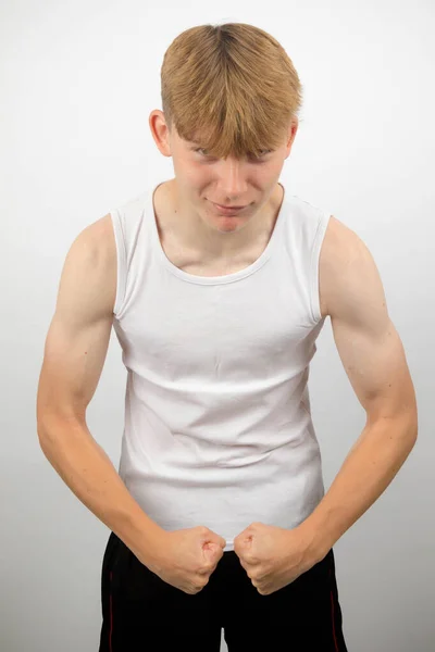 Retrato Adolescente Caucasiano Anos Vestindo Colete Sem Mangas Flexionando Músculos — Fotografia de Stock