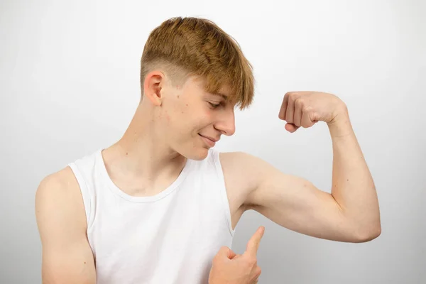 Retrato Adolescente Caucasiano Anos Usando Colete Sem Mangas Flexionando Bíceps — Fotografia de Stock