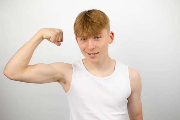 Retrato Adolescente Caucásico Años Con Chaleco Sin Mangas Flexionando Bíceps —  Fotos de Stock