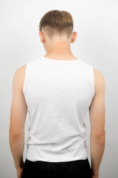 14歳の白人十代の少年が背後から袖のないベストを着用した肖像画 — ストック写真