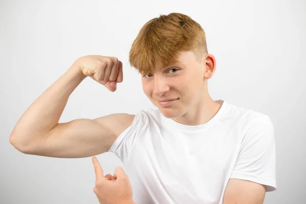 Retrato Adolescente Caucásico Años Flexionando Bíceps Señalándolo — Foto de Stock