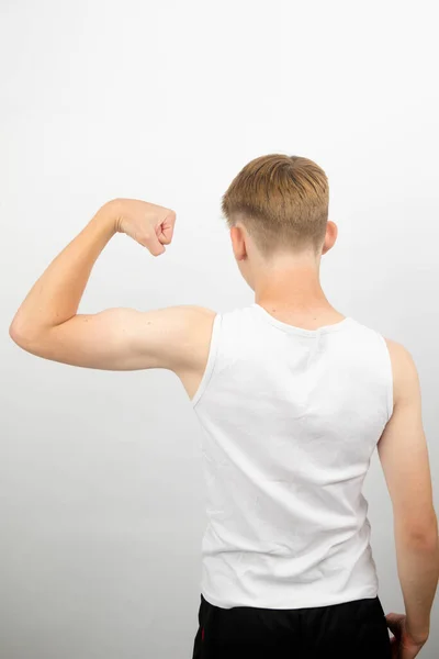 Portrét 14Letého Mladého Bělocha Vestě Bez Rukávů Jak Ohýbá Biceps — Stock fotografie